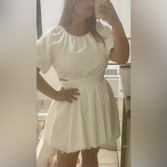 White dress - Picture 4 of 4